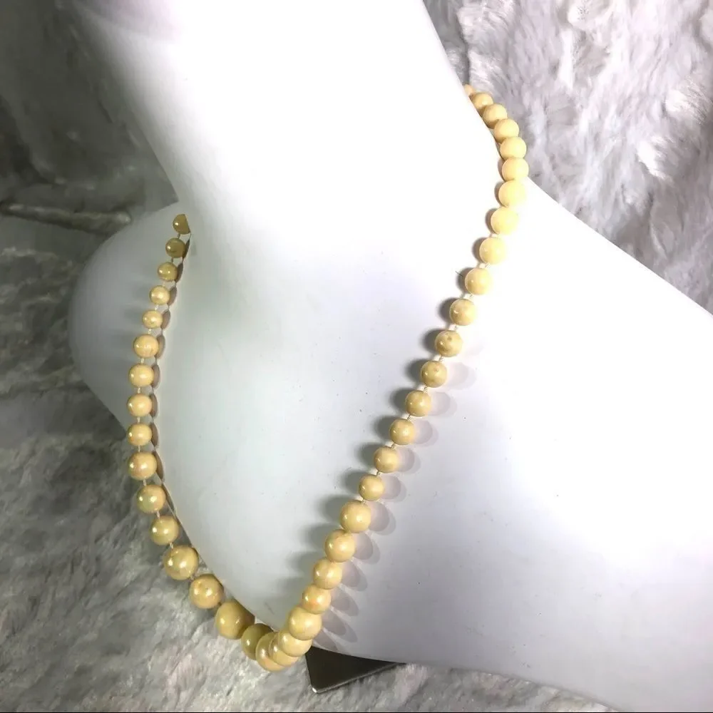 Light yellow plastic bead vintage 1980’s necklace